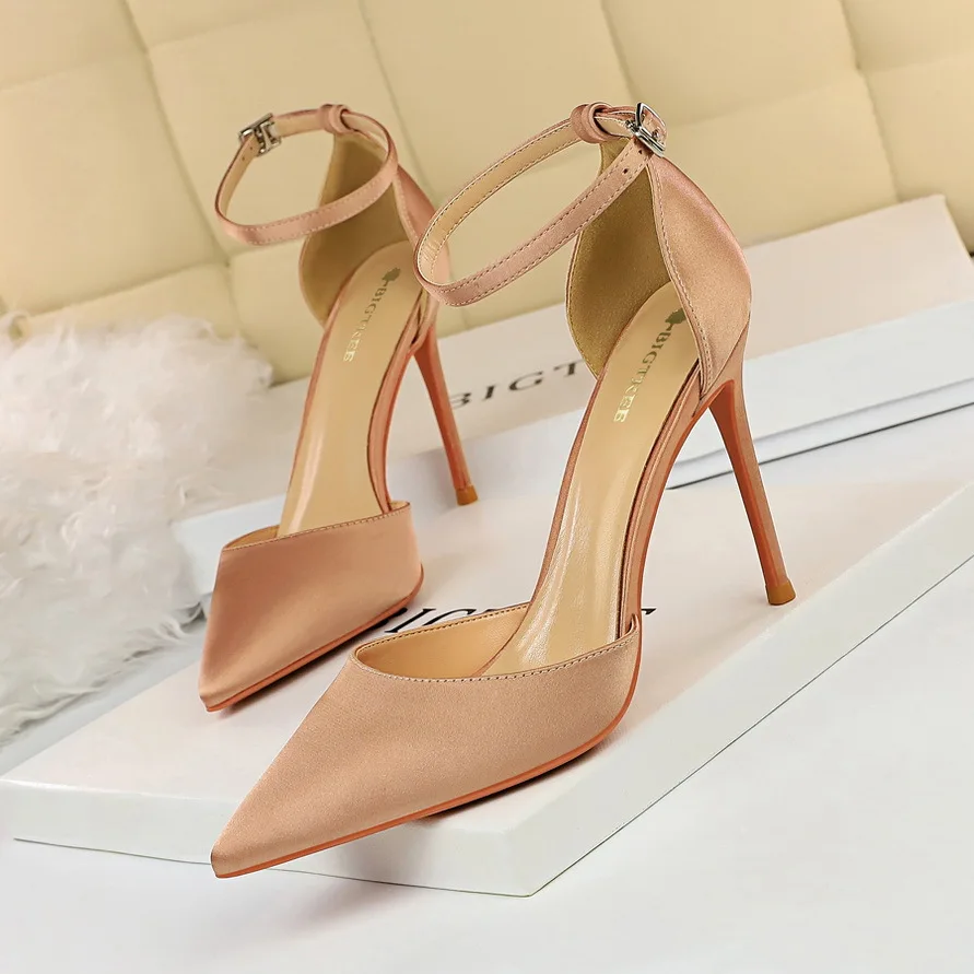 Модерните сандали дамски летни 2023 г., коприна обтегач, плитък ток-шило, луксозна марка дамски обувки за сватбени партита голям размер3