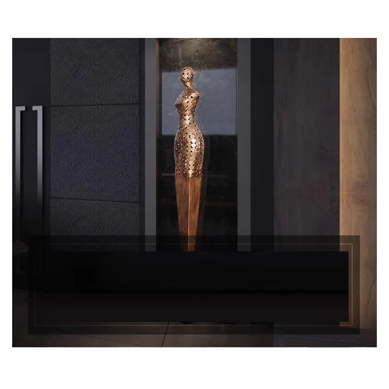 Абстрактна скулптура на гостите във фоайето на хотела, интериорът на пода във формата на русалки, творческа произведение на изкуството от метал в коридора на клуба0