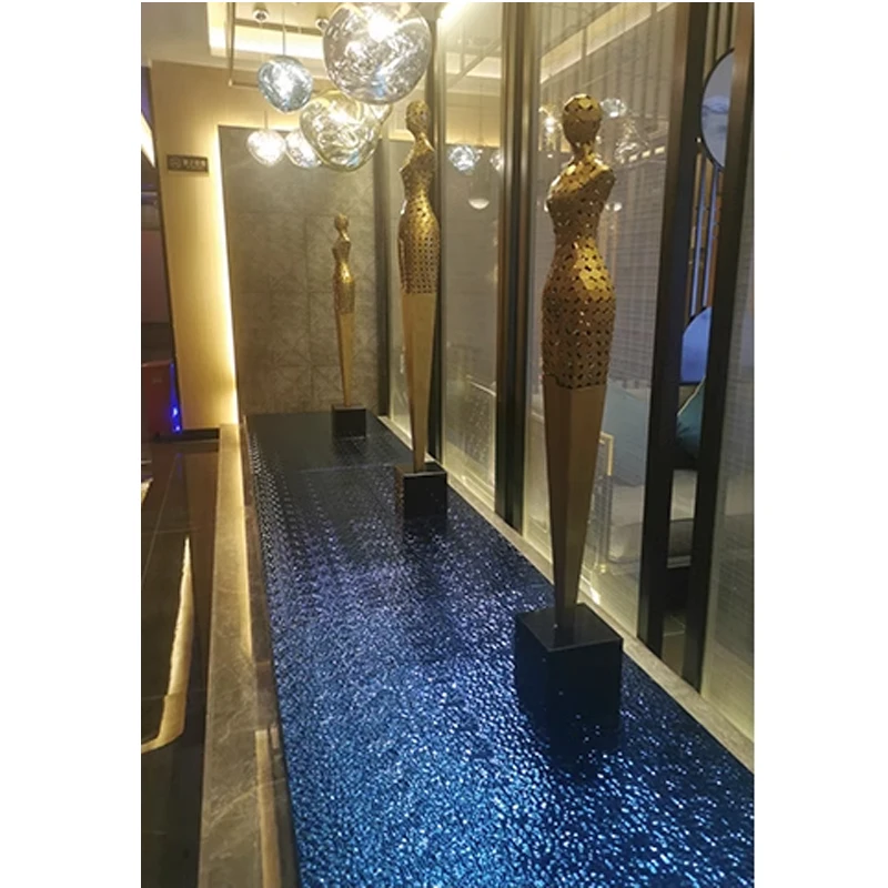 Абстрактна скулптура на гостите във фоайето на хотела, интериорът на пода във формата на русалки, творческа произведение на изкуството от метал в коридора на клуба1
