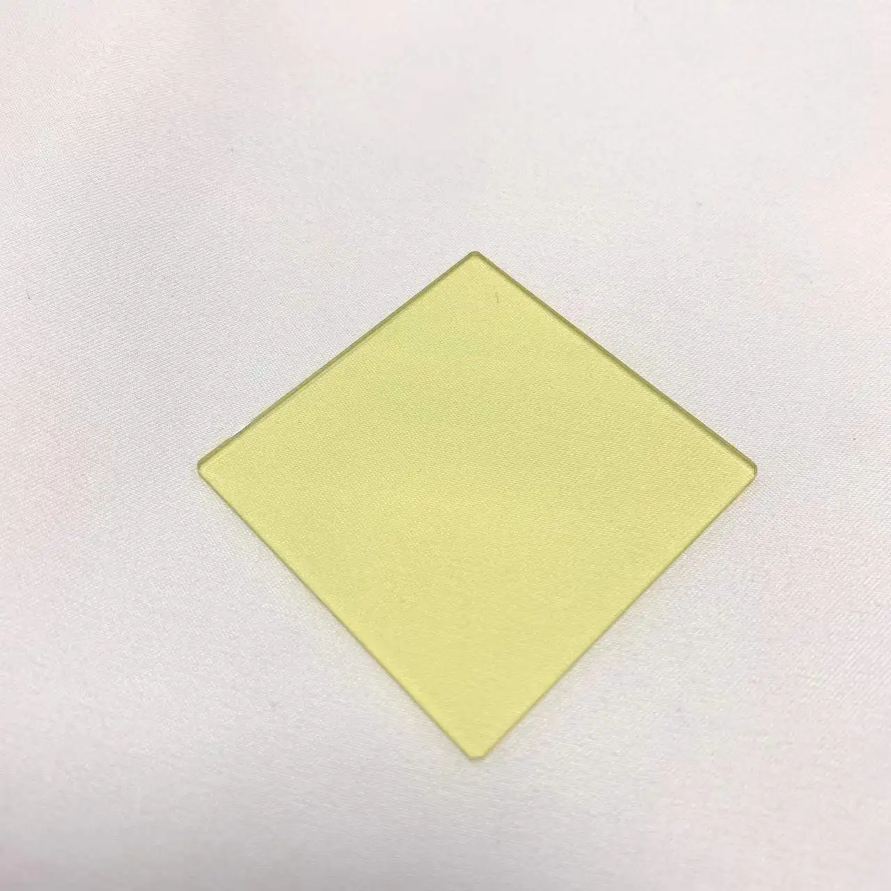Размер 55x55x2 мм, Жълт филтър от оптични гольмиевого стъкло HOB4452