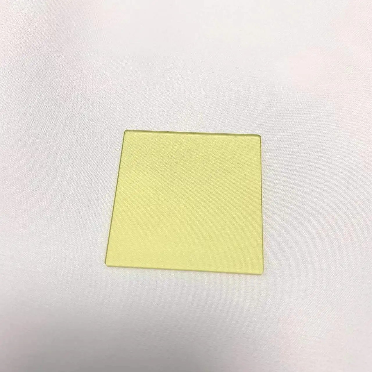 Размер 55x55x2 мм, Жълт филтър от оптични гольмиевого стъкло HOB4453