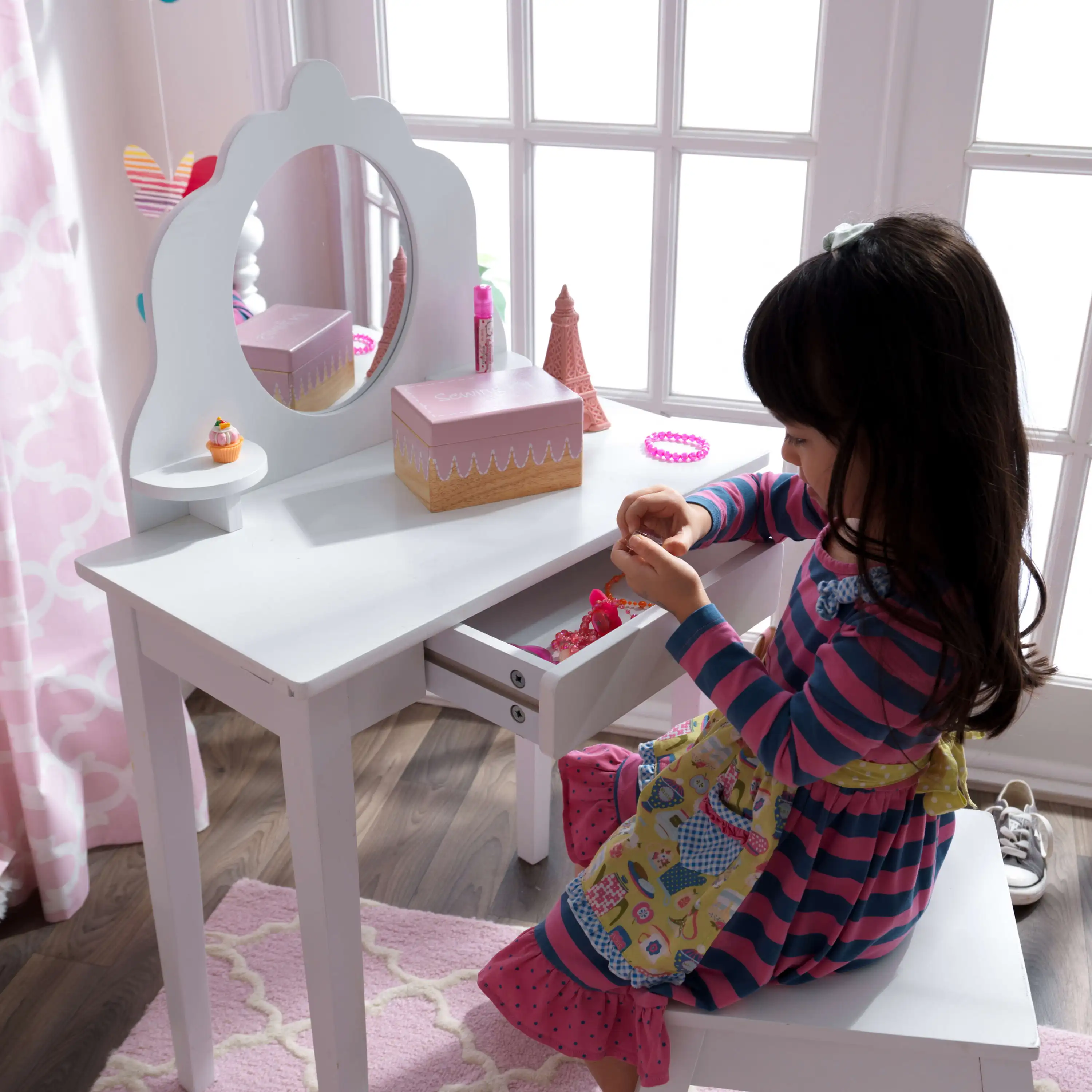 Детска тоалетка с огледало и табуретка от дърво среден размер - бял2